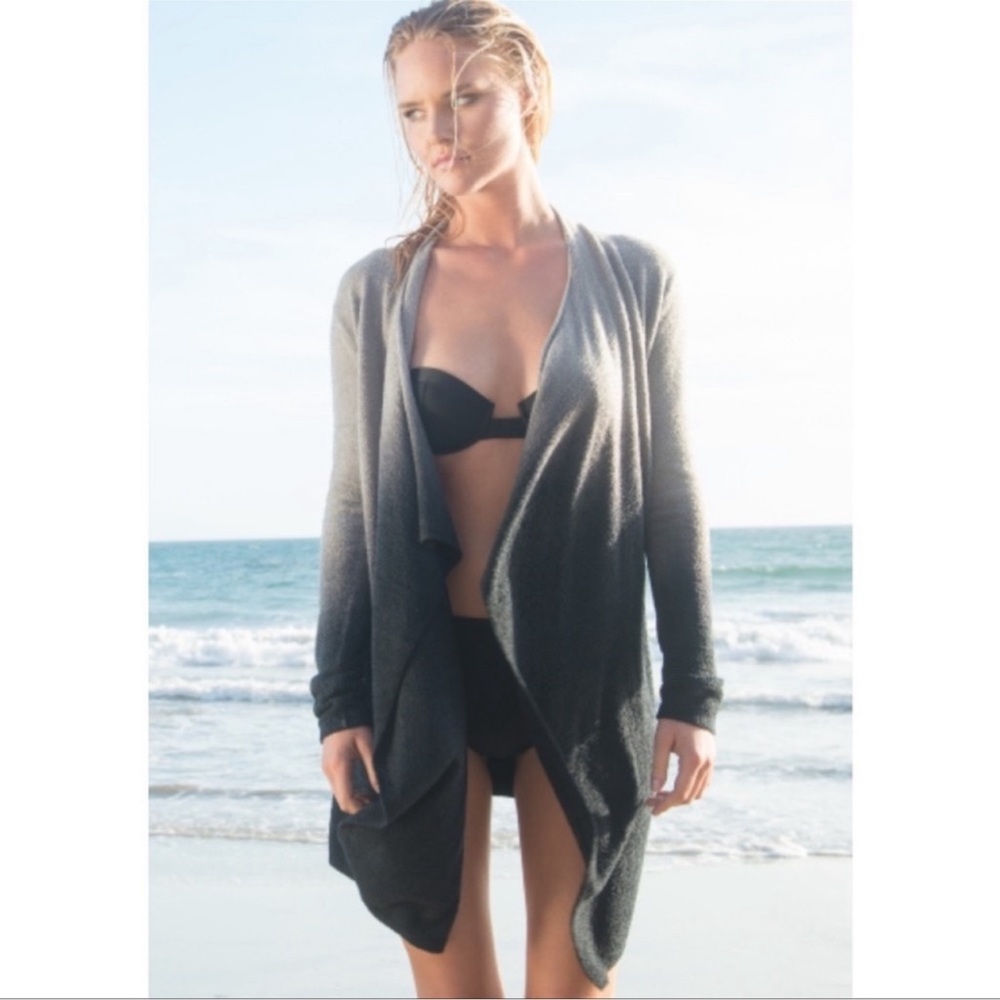 BAREFOOT DREAMS Chic Lite Calypso Wrap Pewter And Midnight Small/medium